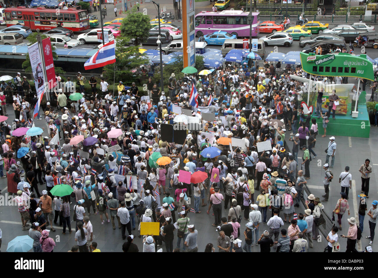 Maschera bianca manifestanti durante la protesta contro il governo Yingluck a Bangkok , Thailandia Foto Stock