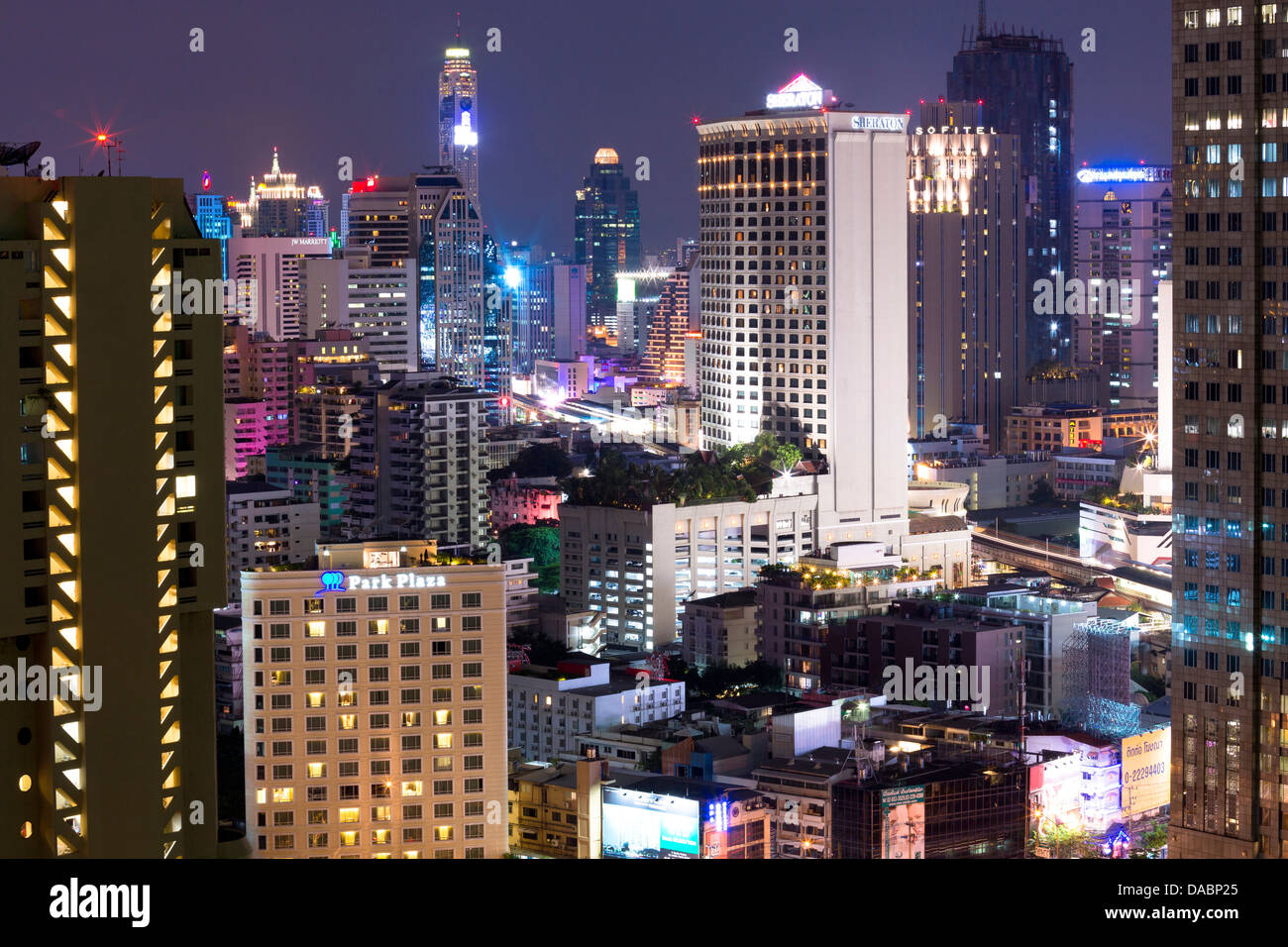Alti edifici di Bangkok di notte da Rembrandt Hotel and Towers Sukhumvit 18 Bangkok, Thailandia, Sud-est asiatico, in Asia Foto Stock