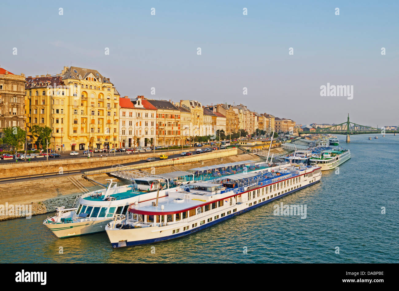 Barche di crociera sul fiume Danubio, sponde del Danubio, il Sito Patrimonio Mondiale dell'UNESCO, Budapest, Ungheria, Europa Foto Stock