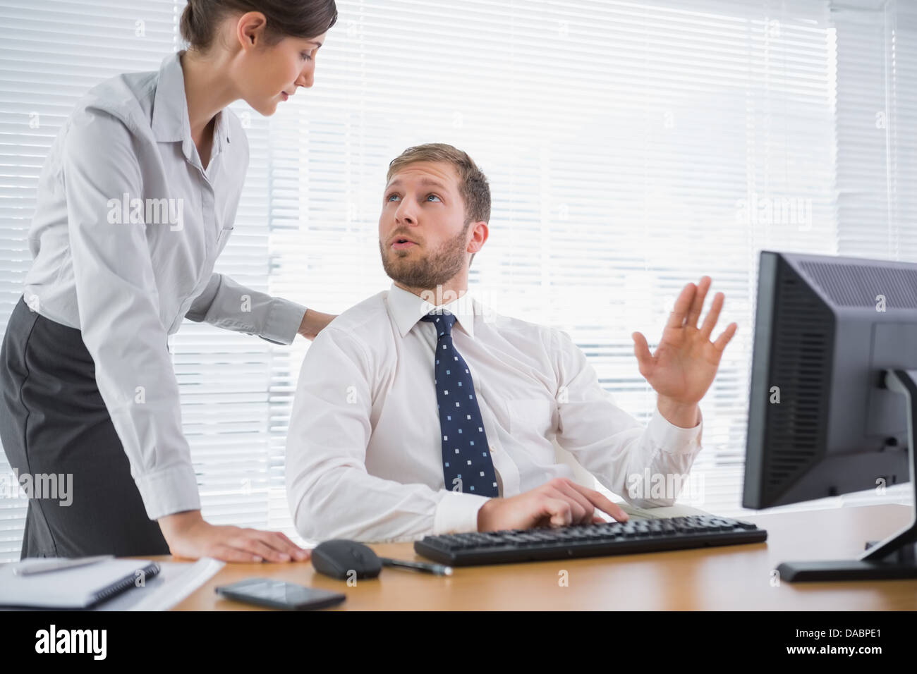 La gente di affari incontro a businessmans scrivania Foto Stock