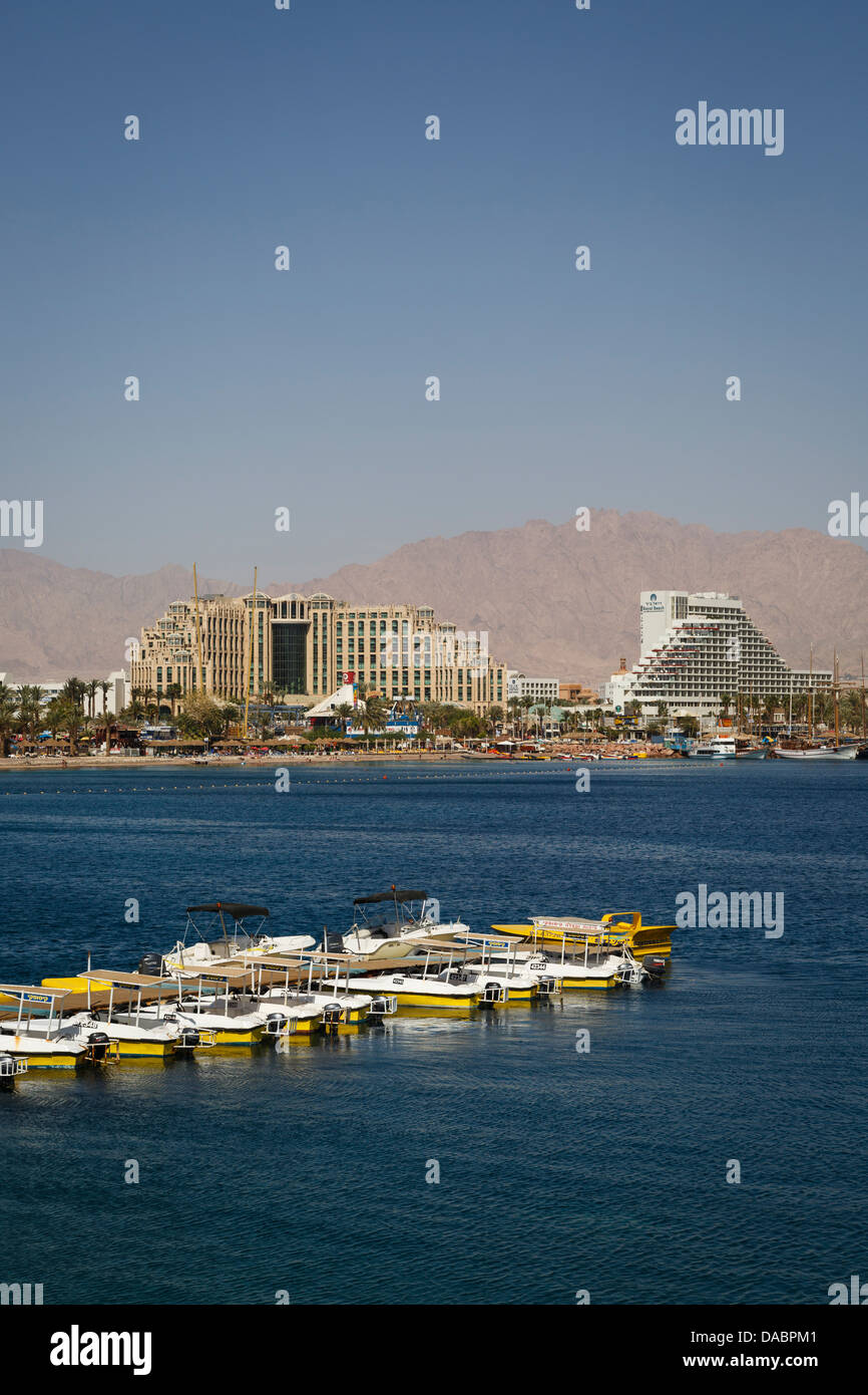 Vista del Mar Rosso, la spiaggia e gli hotel di Eilat, Israele, Medio Oriente Foto Stock