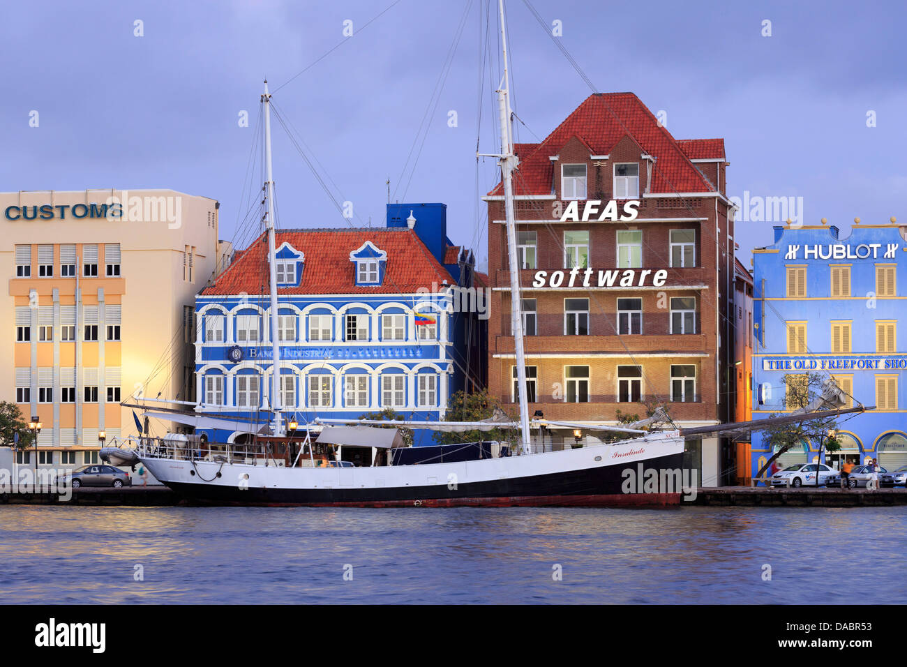 Edifici su Handelskade Street, Quartiere di Punda, sito UNESCO, Willemstad, Curacao, West Indies, dei Caraibi e America centrale Foto Stock