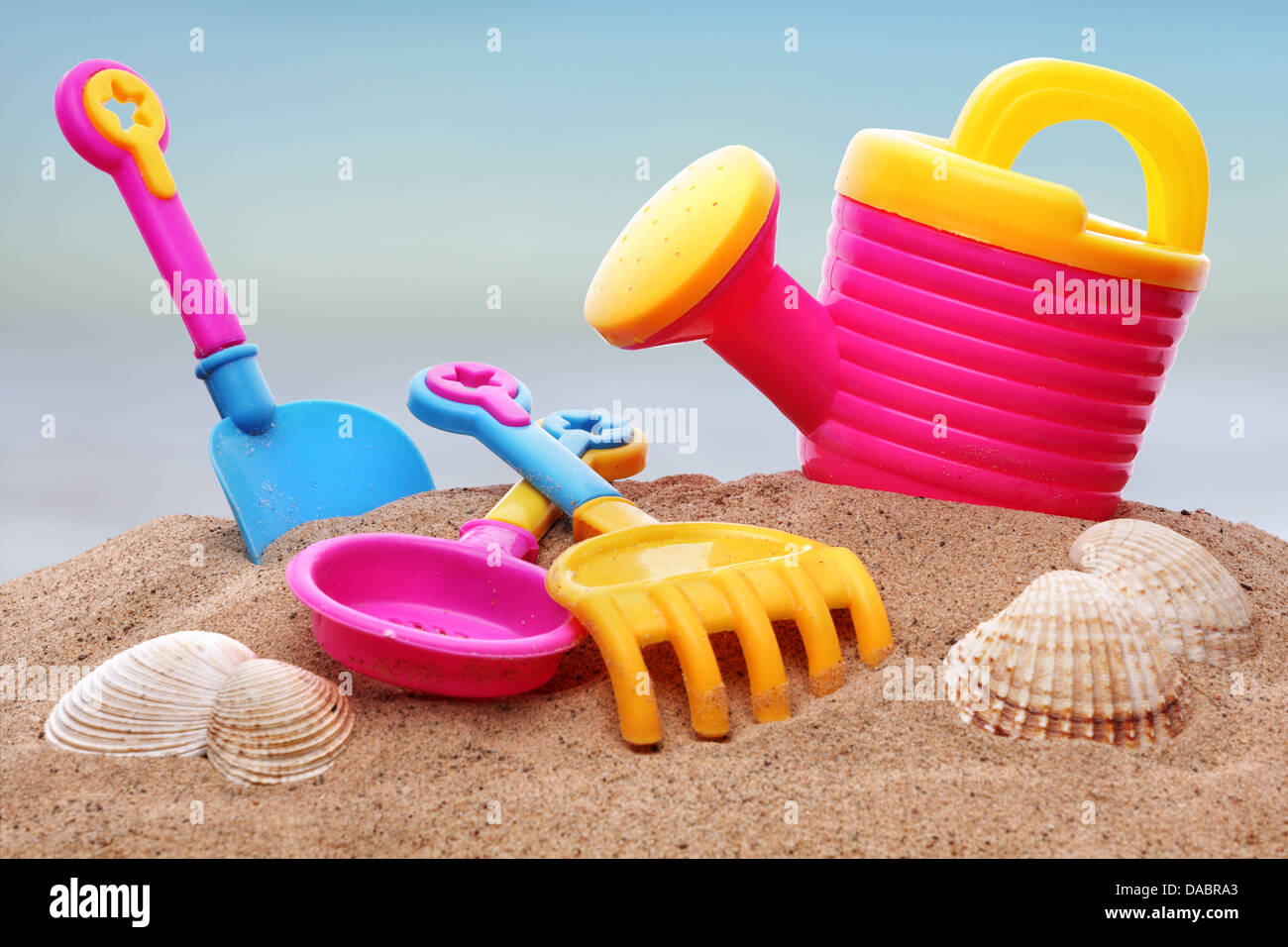 Giocattoli Della Spiaggia E Castello Della Sabbia Icone Variopinte Del Secchio Della Pala E Del Rastrello Del Bambino Giochi Ed 95257293