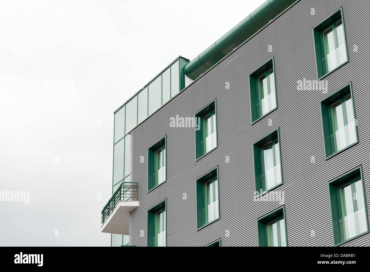 In alto di un edificio per uffici con verde di windows e strisce di metallo sulle pareti Foto Stock