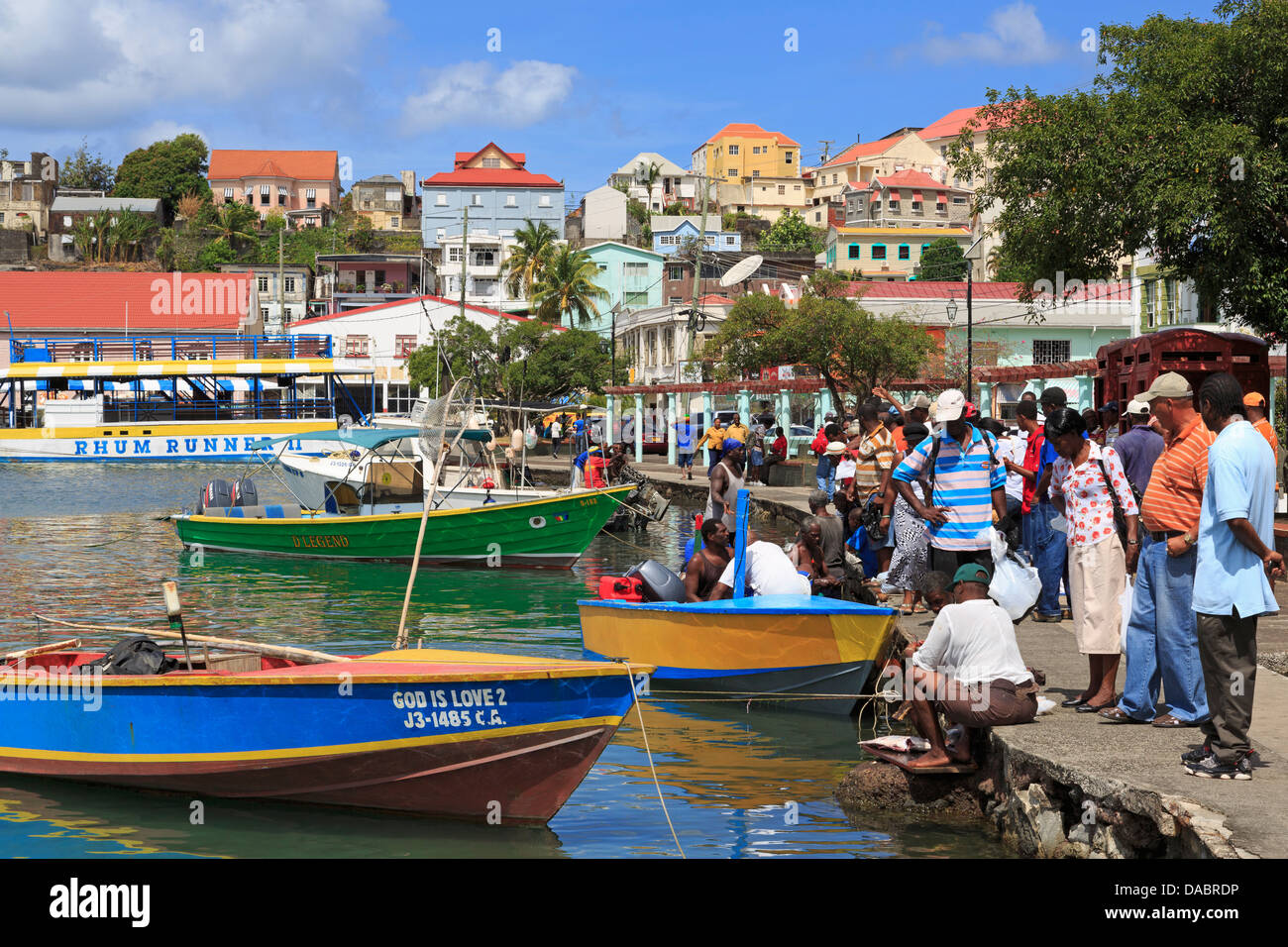 La vendita del pesce nel Carenage, St. Georges, Grenada, isole Windward, West Indies, dei Caraibi e America centrale Foto Stock