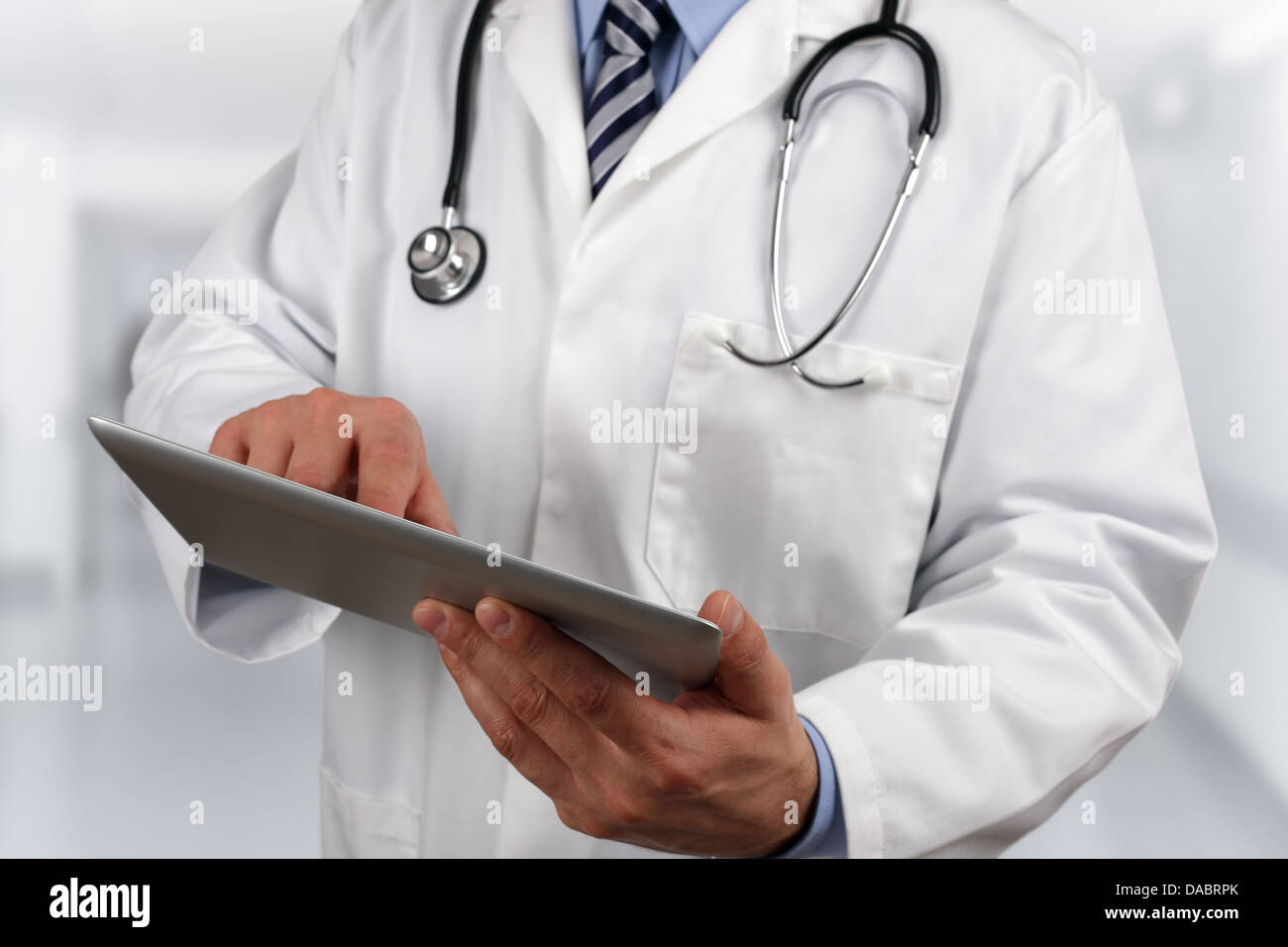 Medico usando tavoletta digitale Foto Stock