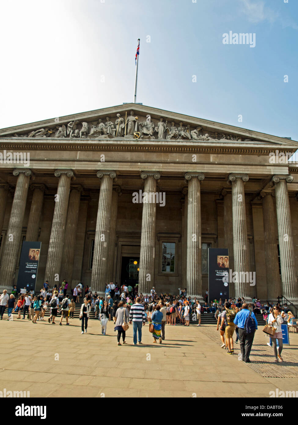 Facciata del British Museum che mostra colonne ioniche, Great Russell Street, Londra WC1, England, Regno Unito Foto Stock