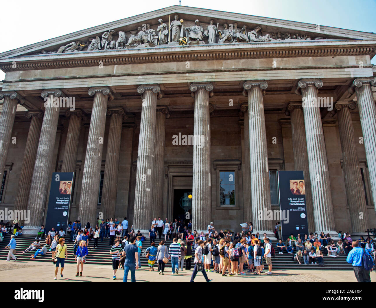 Facciata del British Museum che mostra colonne ioniche, Great Russell Street, Londra WC1, England, Regno Unito Foto Stock