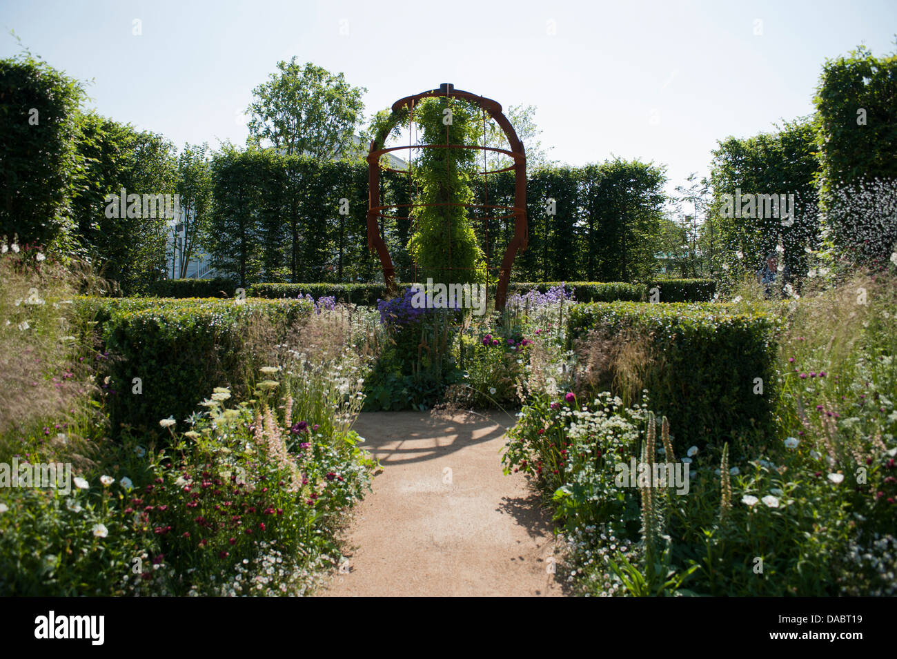 RHS Hampton Court Palace Flower Show 2013 Surrey in Inghilterra il McCarthy & Stone Show Garden Foto Stock