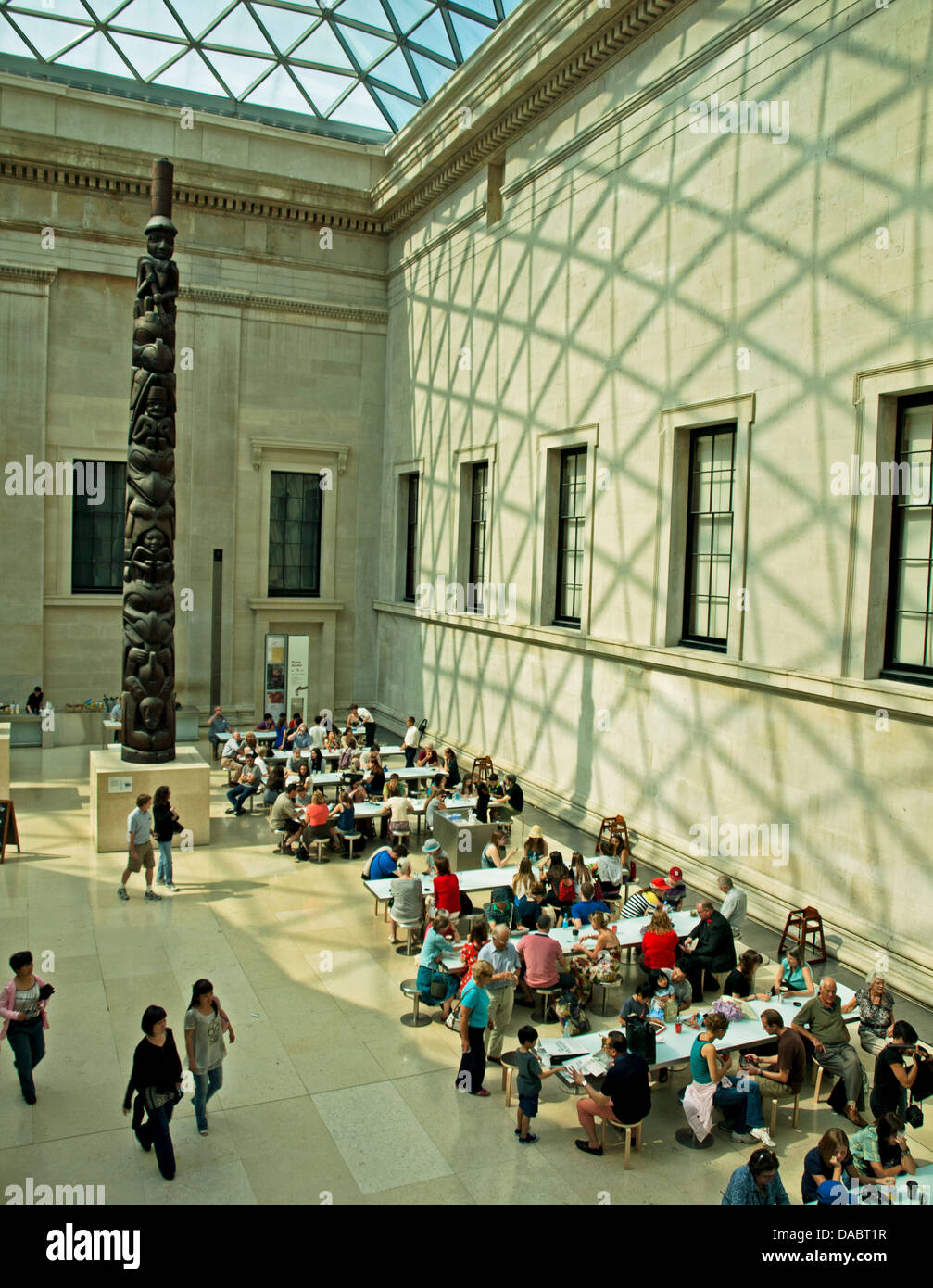 La grande corte della British Library che mostra Totem, Great Russell Street, Londra, Inghilterra, Regno Unito Foto Stock