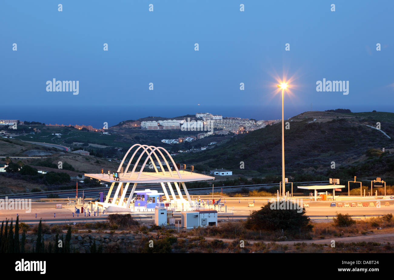 Toll Gate illuminata di notte. Andalusia, Spagna Foto Stock