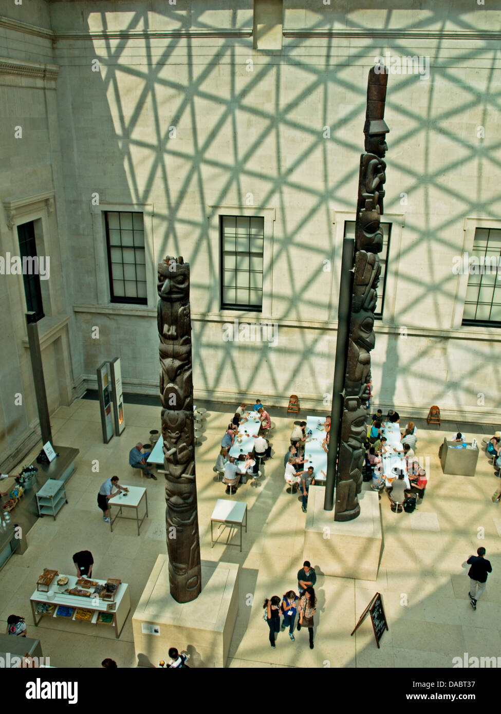 La grande corte della British Library che mostra Totem, Great Russell Street, Londra, Inghilterra, Regno Unito Foto Stock