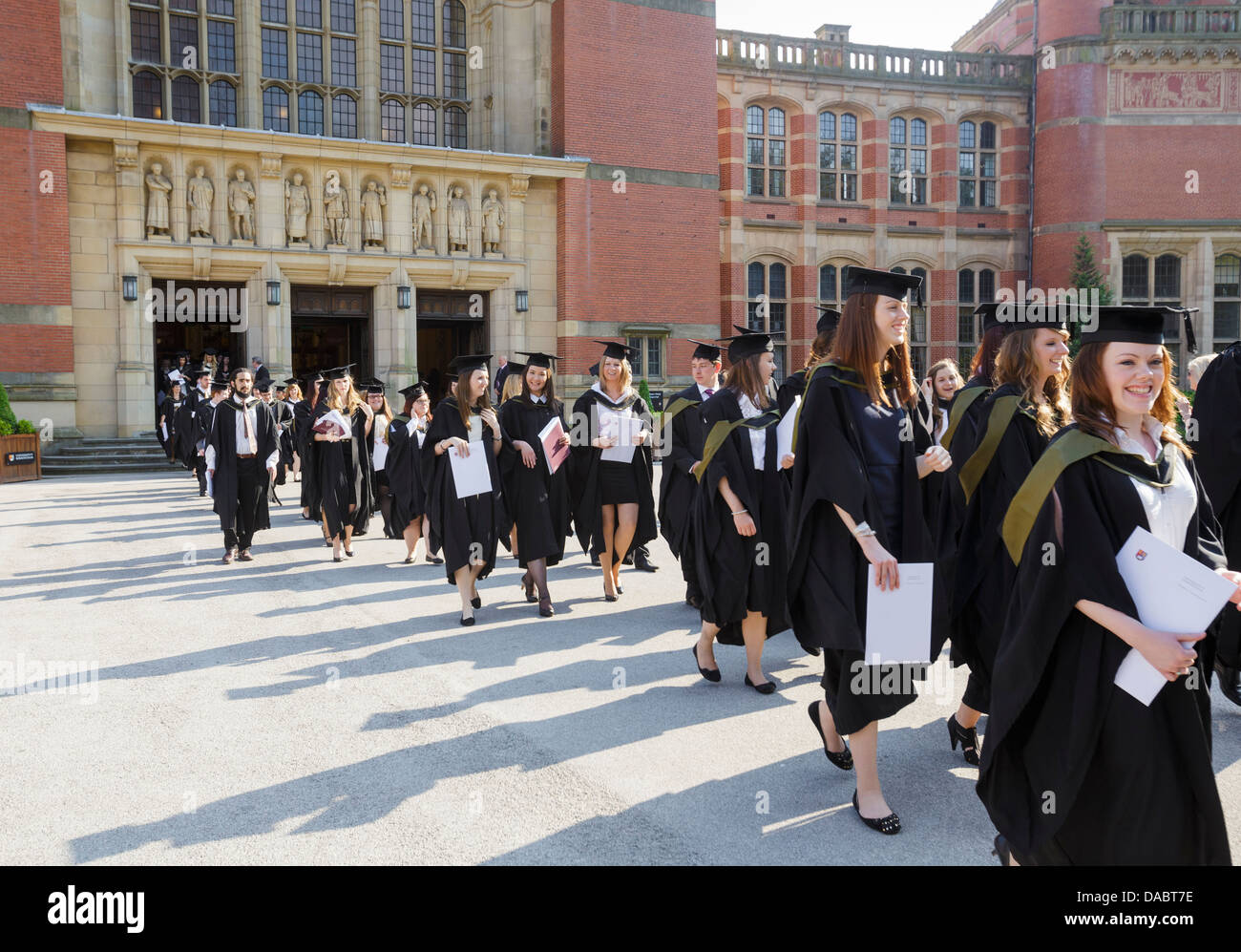 I laureati di lasciare la sala grande alla Università di Birmingham, UK, dopo la cerimonia di consegna dei diplomi Foto Stock
