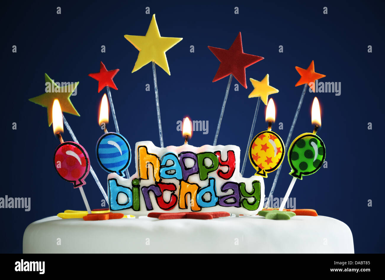 Buon compleanno candele sulla torta Foto Stock