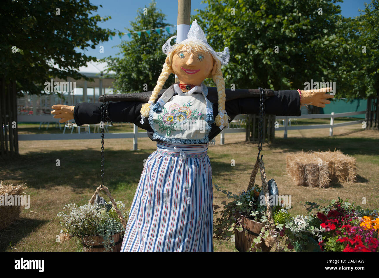 RHS Hampton Court Palace Flower Show 2013 Surrey in Inghilterra Dairymaid olandese spaventapasseri Foto Stock