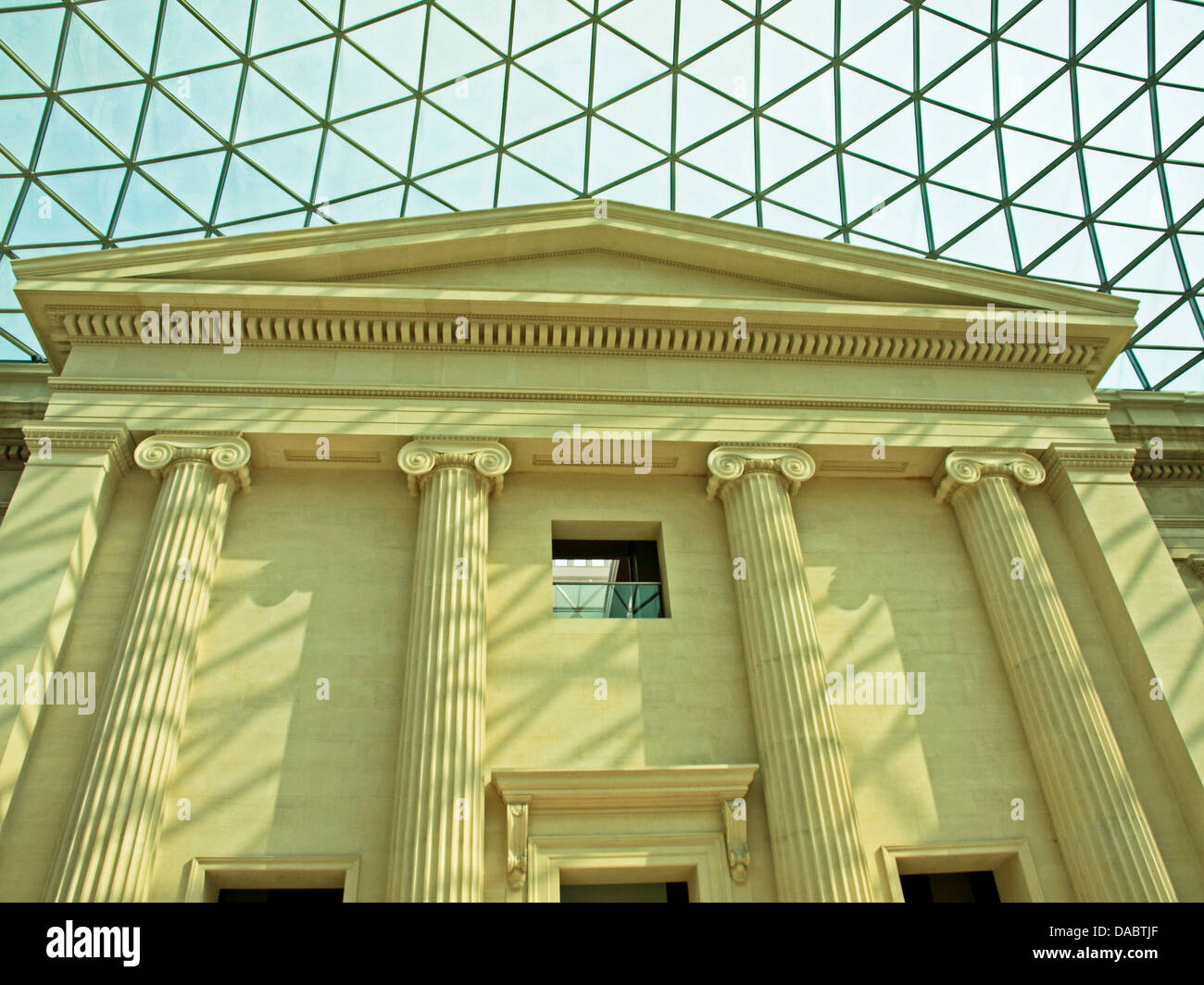 La Great Court del British Museum che mostra il soffitto e colonne ioniche in ingresso, Great Russell Street, Londra WC1, Inghilterra Foto Stock