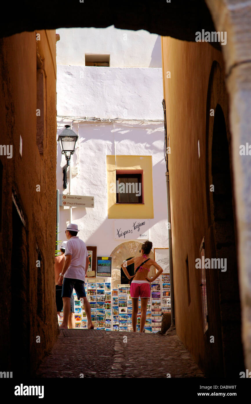 I turisti, Dalt Vila, zona vecchia di Ibiza, Ibiza, Spagna, Europa Foto Stock