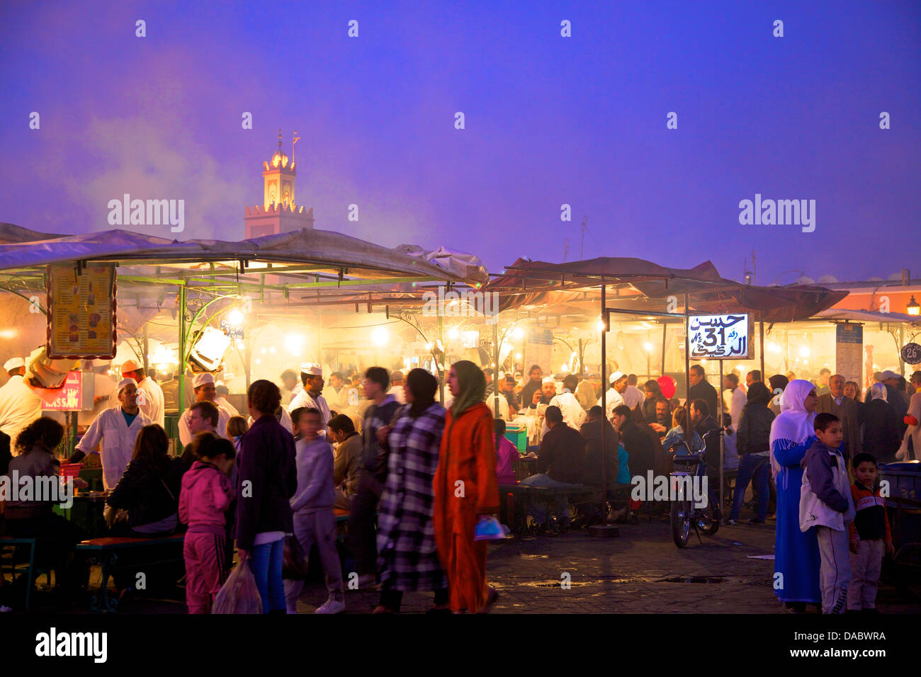 Il mercato notturno, Piazza Jemaa El Fna a Marrakech, Marocco, Africa Settentrionale, Africa Foto Stock