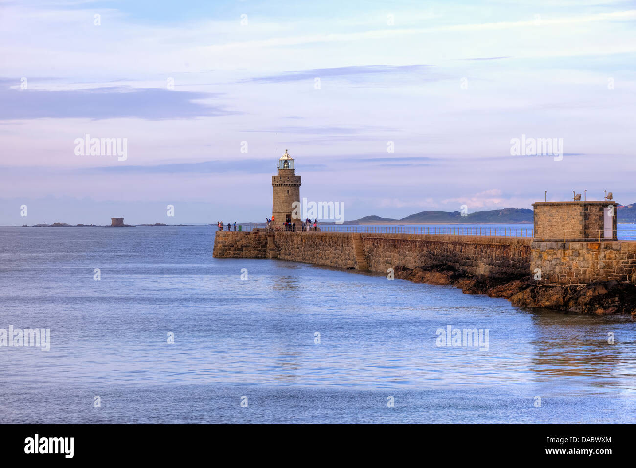 Faro sul molo del Castello, St Peter Port Guernsey, Regno Unito Foto Stock