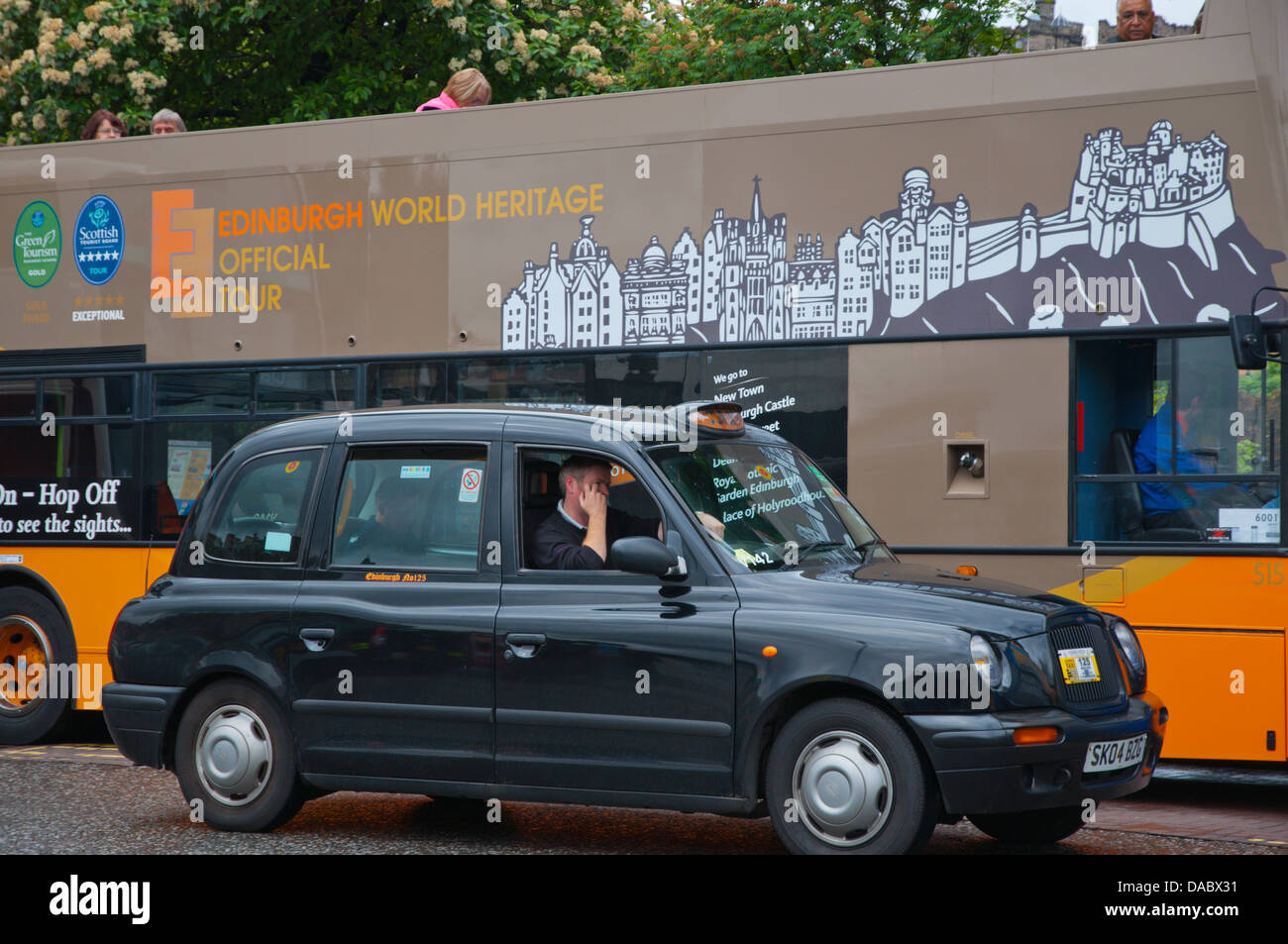 Black Cab e visite turistiche tour bus sulla Montagnola centro di Edimburgo in Scozia Gran Bretagna UK Europa Foto Stock