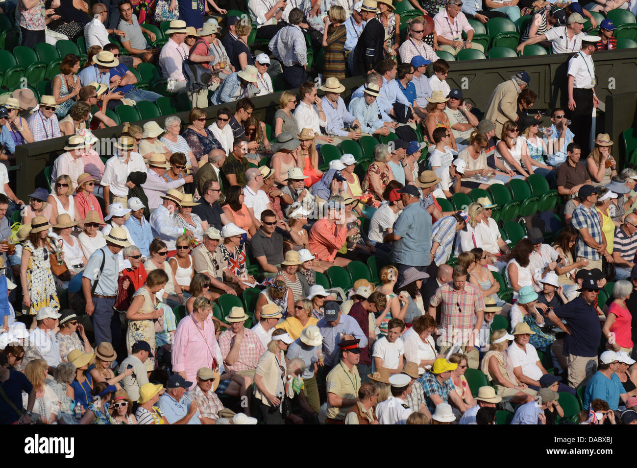 Gli spettatori sul Centre Court Wimbledon Foto Stock