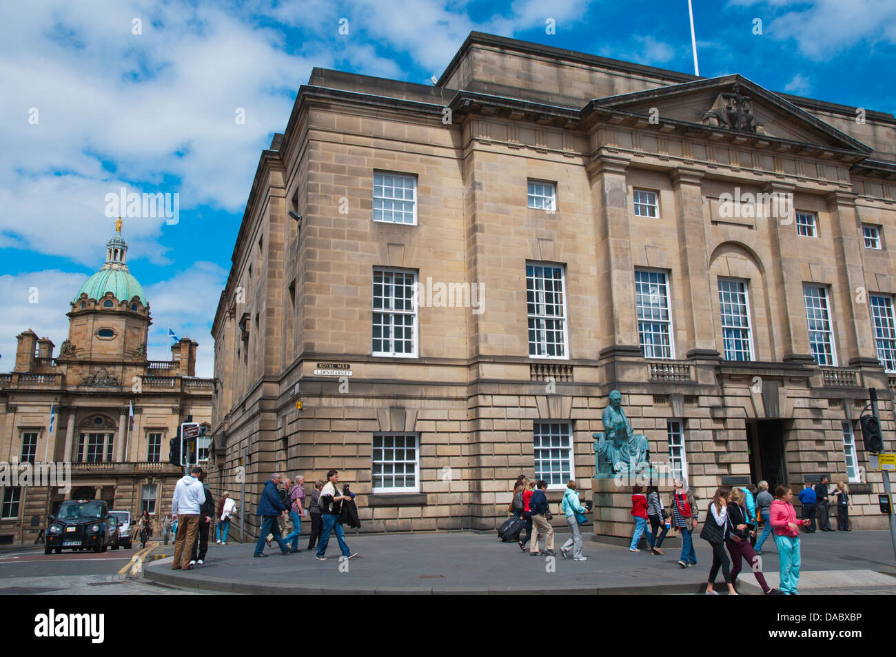 La gente camminare al di fuori dell edificio dell Alta Corte lungo la royal Mile città vecchia Edimburgo Scozia Europa Royal Mile,Edinburgh Foto Stock