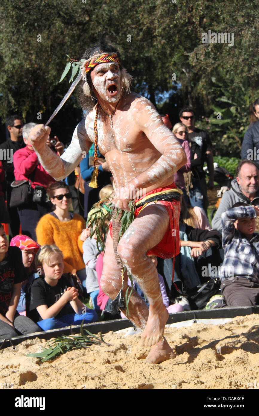 Aboriginal spettacolo di danza tradizionale a NAIDOC nella città di Hyde Park. © Credito Richard Milnes / Alamy Live News. Foto Stock