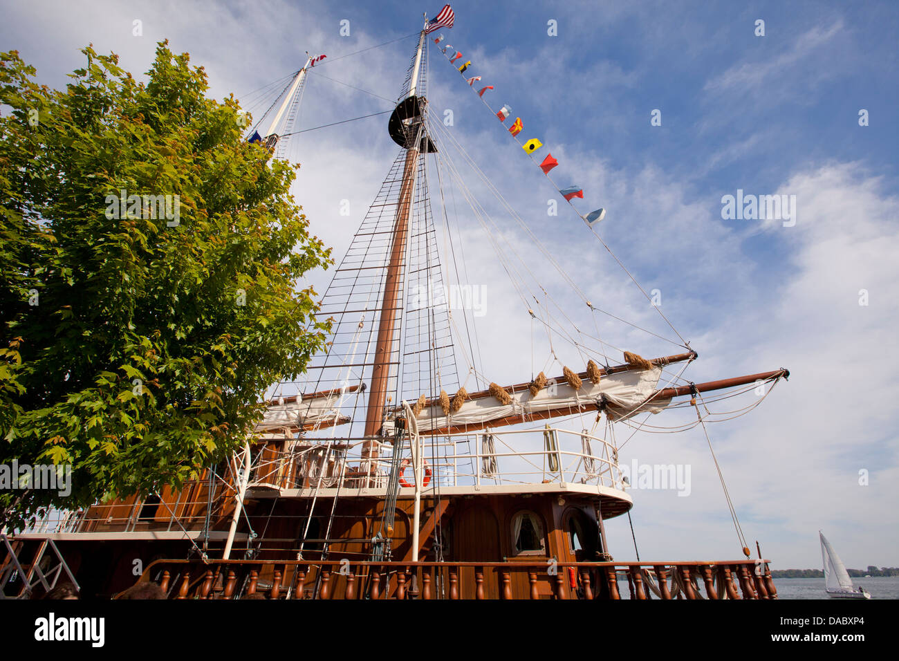 Tall nave ormeggiata in porto Foto Stock