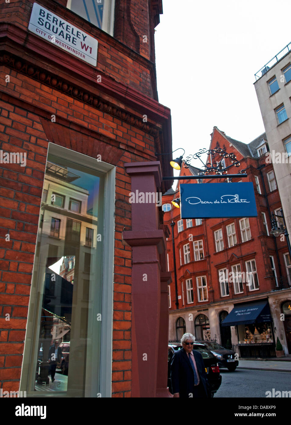 Oscar de la Renta boutique all'angolo di Berkeley Square, Mayfair, City of Westminster, Londra, Inghilterra, Regno Unito Foto Stock