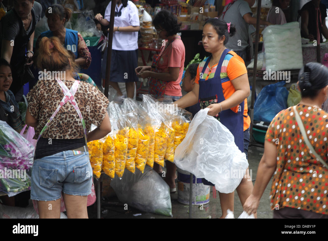 Venditore di fiore in fiore Phkhlong mercato talat a Bangkok , della Thailandia , il principale mercato dei fiori a Bangkok Foto Stock