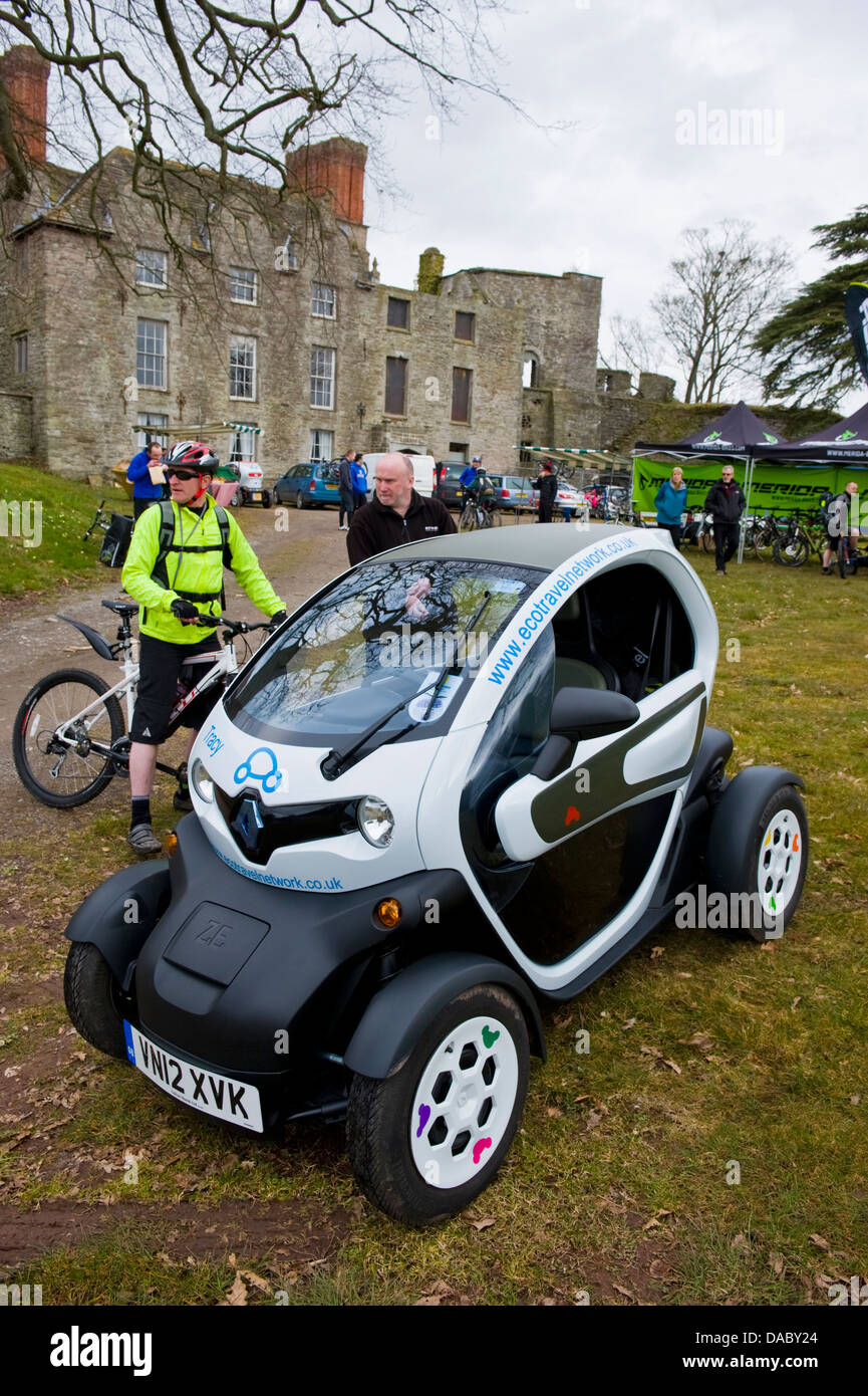 La Renault Twizy auto elettriche parte dell'Eco Travel Network a Hay on Wye Powys Wales UK Foto Stock