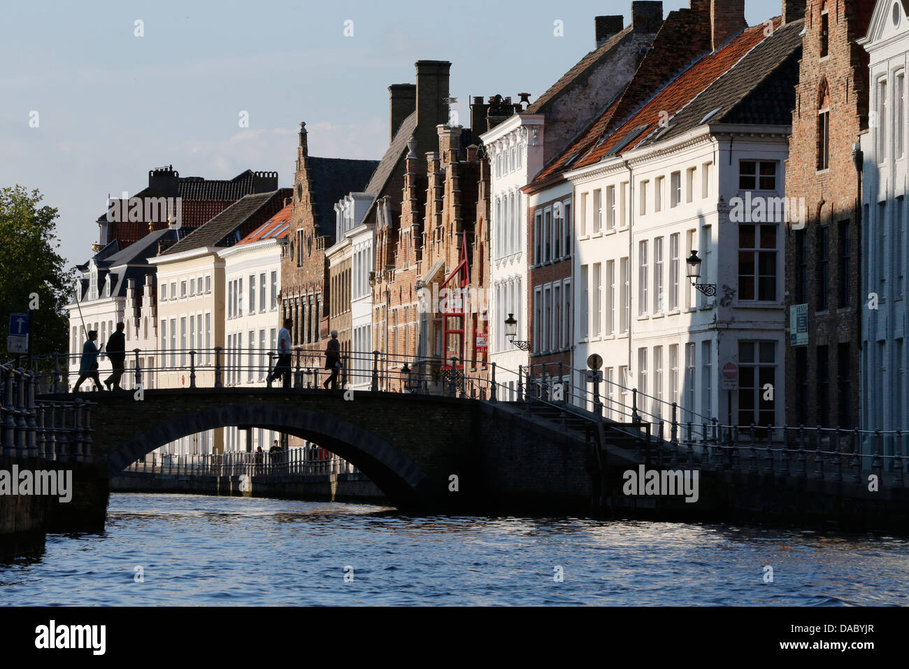 Vecchi palazzi sul Canal, Bruges, Fiandre Occidentali, Belgio, Europa Foto Stock