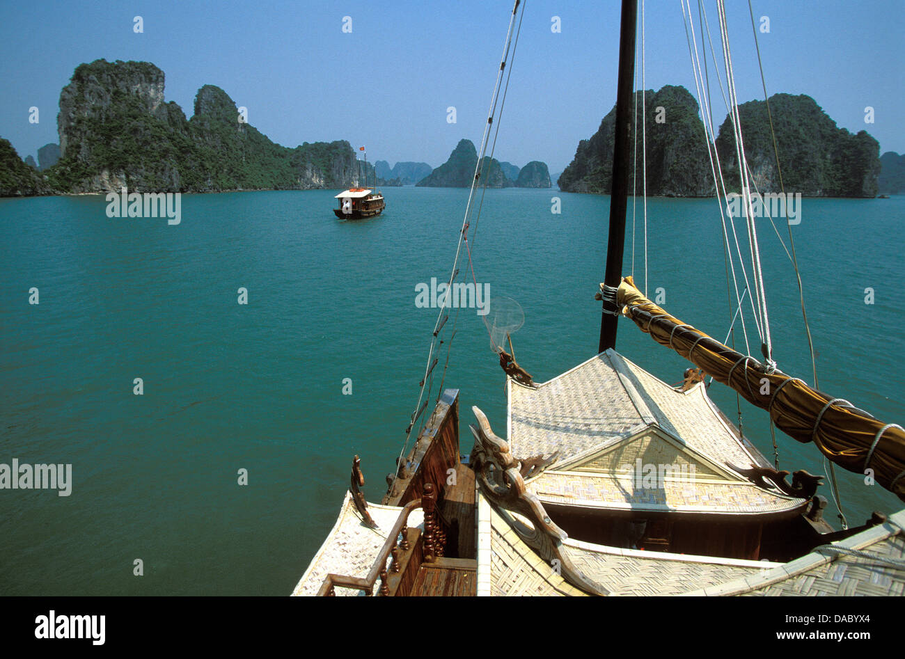 Imbarcazione a vela in Ha-Long Bay, Sito Patrimonio Mondiale dell'UNESCO, Vietnam, Indocina, Asia sud-orientale, Asia Foto Stock