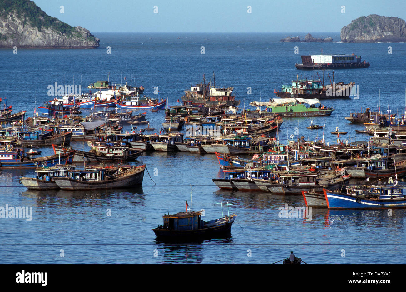 Floating villaggio di pescatori, Ha-Long Bay, Sito Patrimonio Mondiale dell'UNESCO, Vietnam, Indocina, Asia sud-orientale, Asia Foto Stock