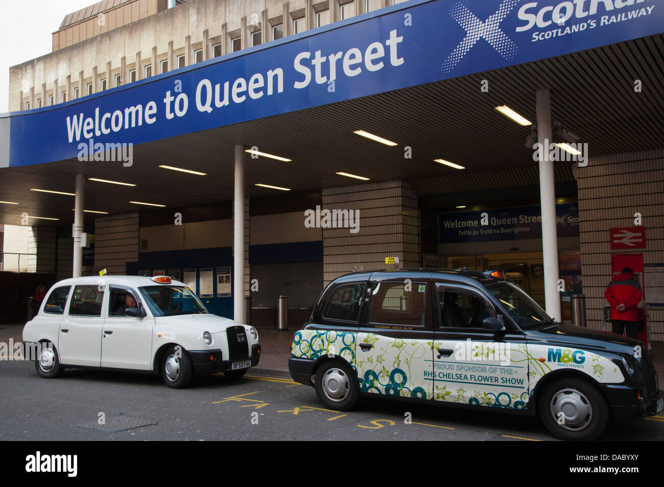 I taxi di fronte stazione di Queen Street Central Glasgow Scotland Regno Unito Europa REGNO UNITO Foto Stock