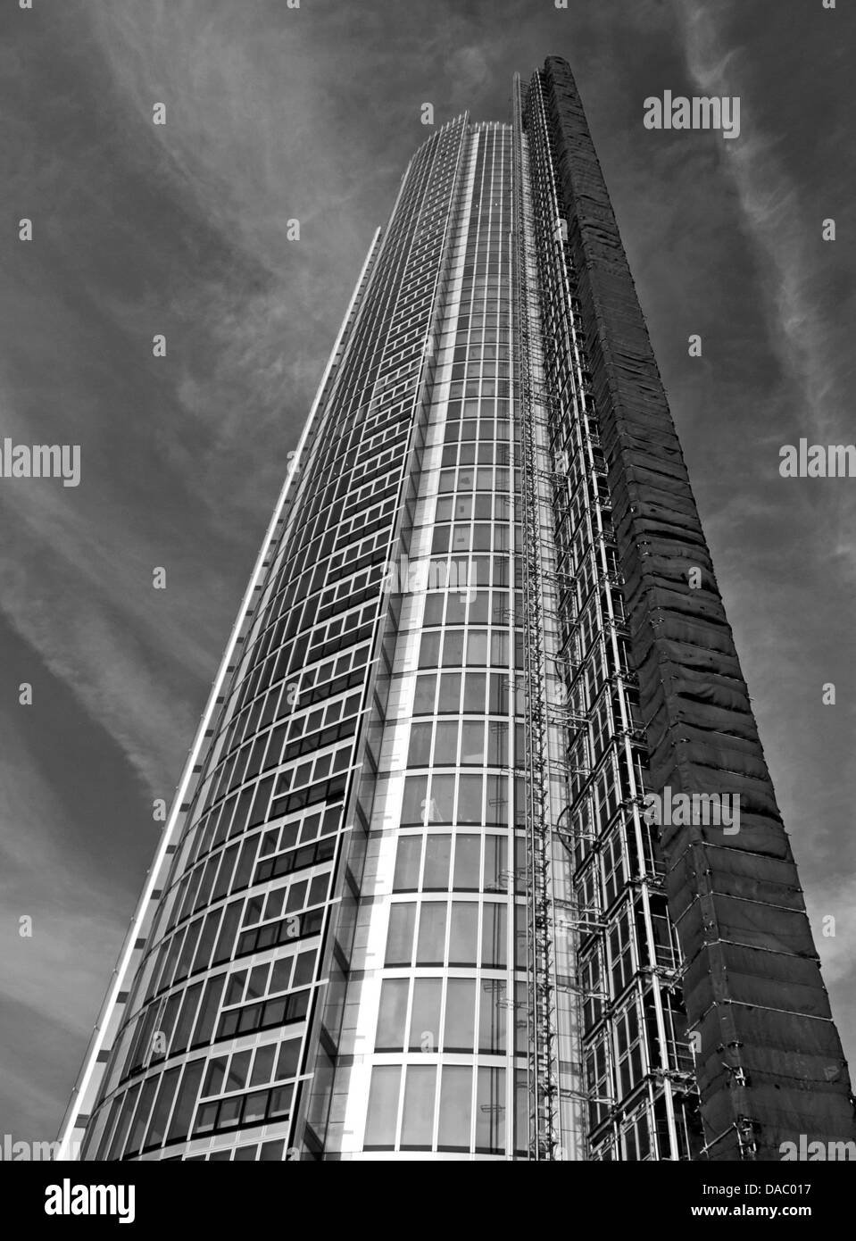 Vista della Torre di Vauxhall (St George Wharf Tower), il più alto il solo edificio residenziale nel Regno Unito, il secondo più alto in Europa Foto Stock