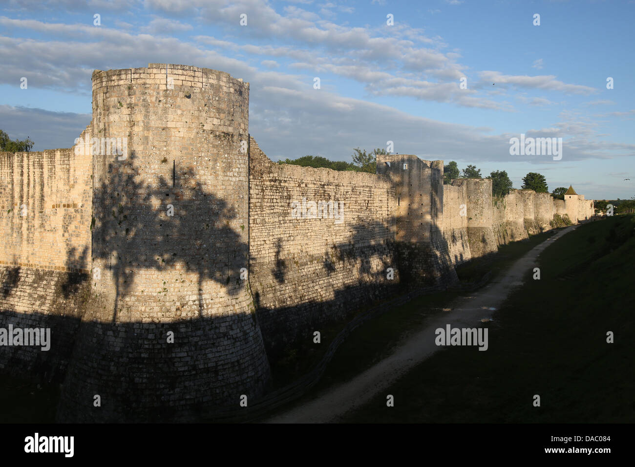 Mura risalenti al XIII secolo della città medievale di Provins, sito UNESCO, Seine-et-Marne, Ile-de-France, Francia Foto Stock