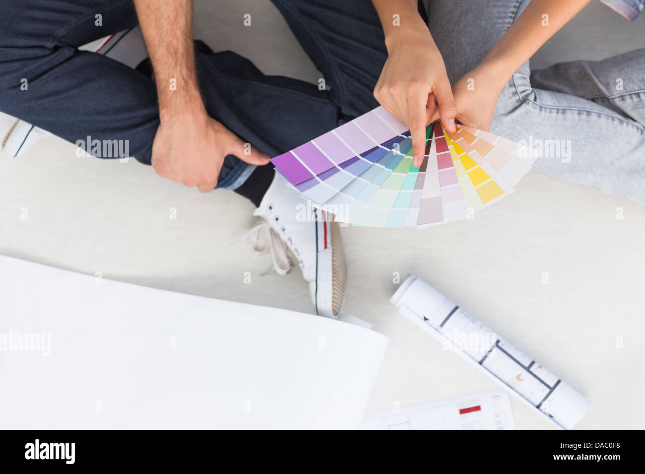 Giovane guardando i grafici a colori Foto Stock