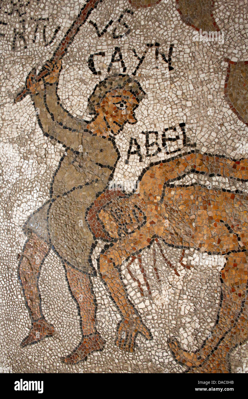 Mosaico sul pavimento della navata centrale di Caino uccidere Abele, Otranto duomo (cattedrale), Otranto e Lecce, Puglia, Italia, Europa Foto Stock