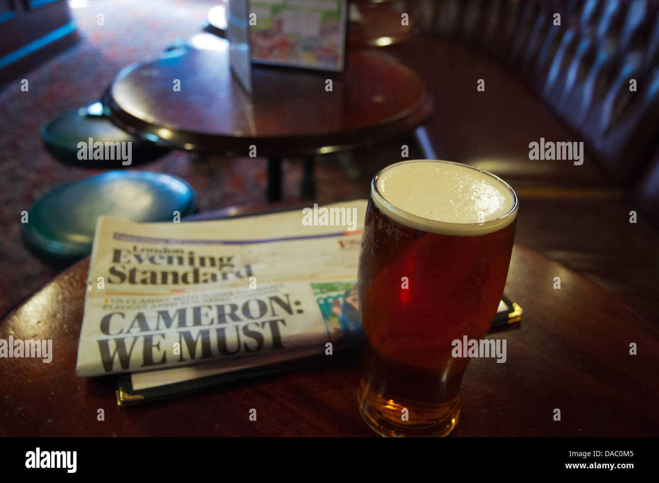 La sera giornale standard e una pinta di birra Fitzroy Tavern pub Londra Inghilterra Gran Bretagna UK Europa Foto Stock