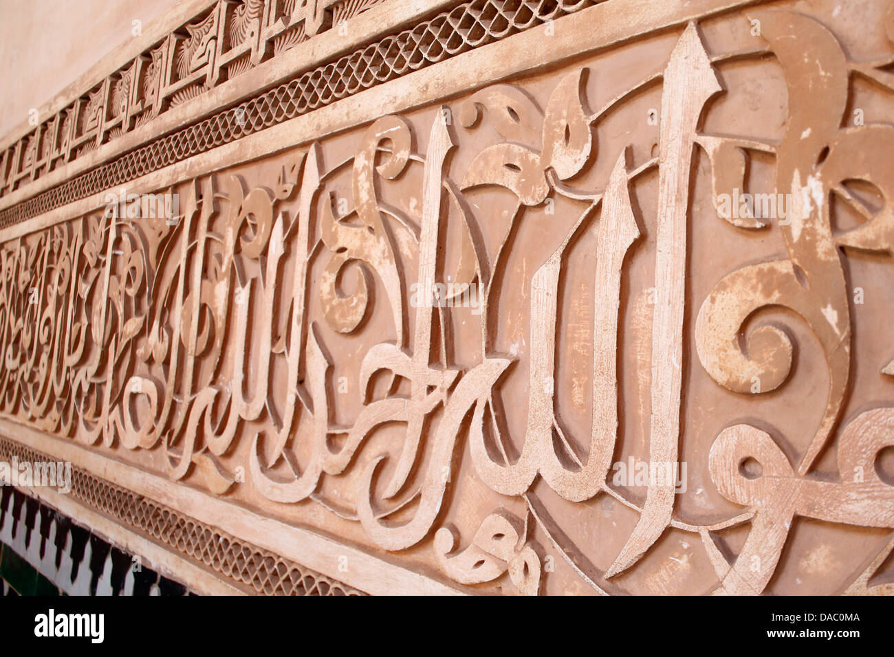 La parola Allah, Ben Youssef Medersa, il più grande Medersa in Marocco, sito UNESCO, Marrakech, Marocco Foto Stock