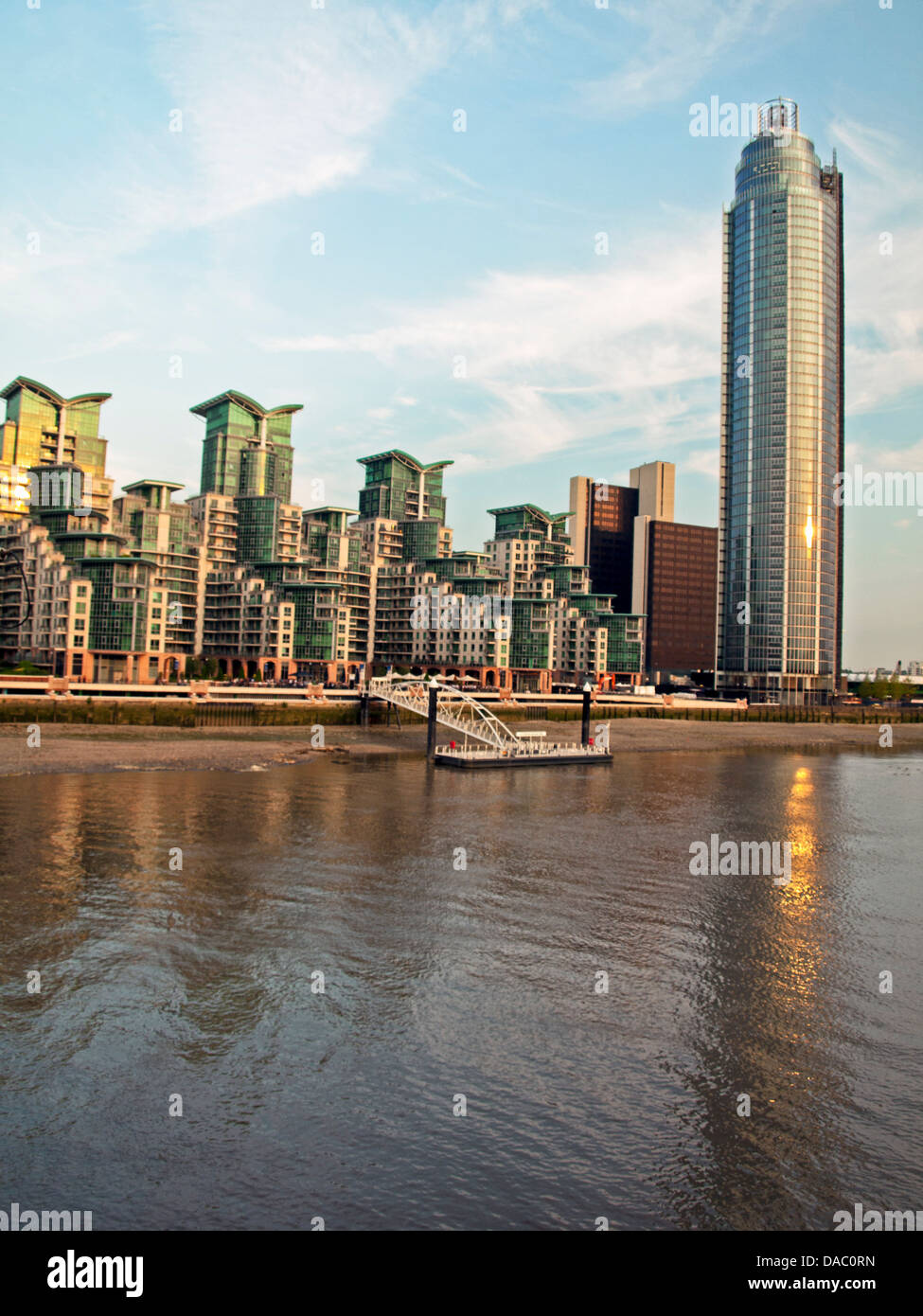 Vista della Torre di Vauxhall (St George Wharf Tower) mostra St George Wharf sulla riva sud del fiume Tamigi Foto Stock