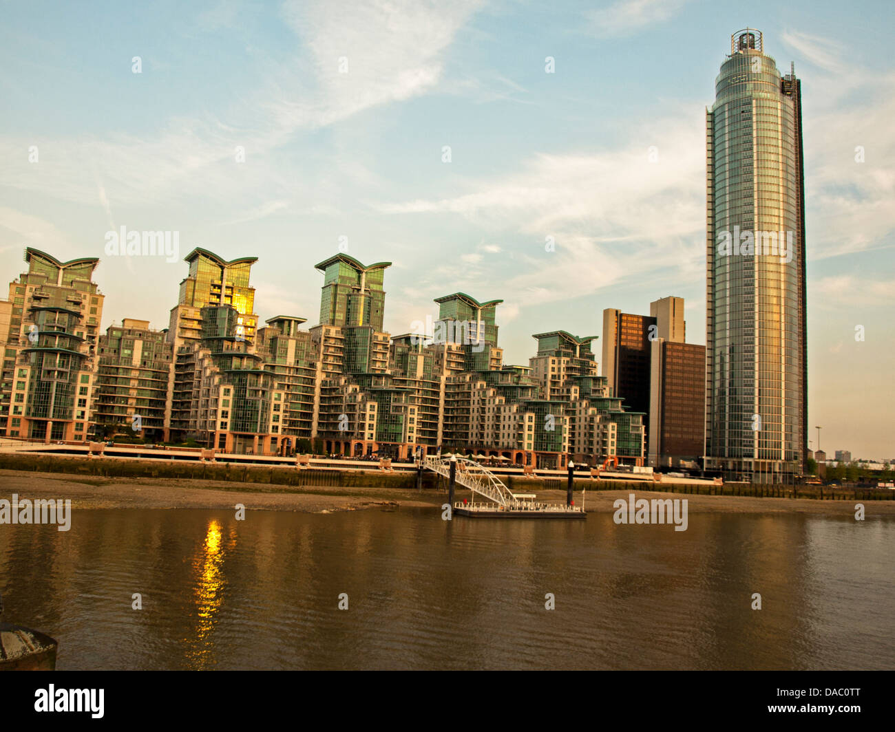 Vista della Torre di Vauxhall (St George Wharf Tower) mostra St George Wharf sulla riva sud del fiume Tamigi Foto Stock