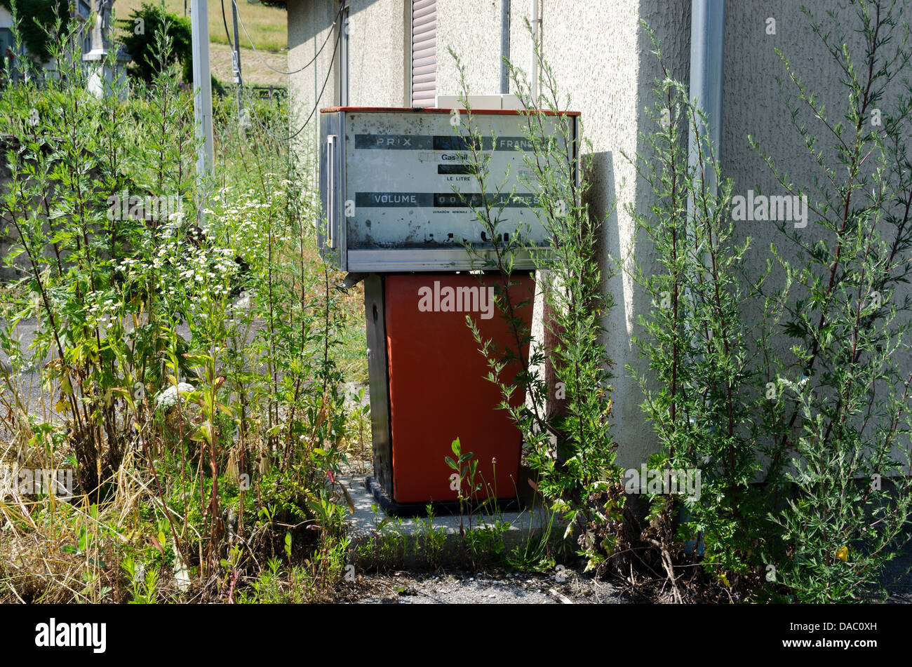 Vecchia pompa di benzina in Francia Foto Stock