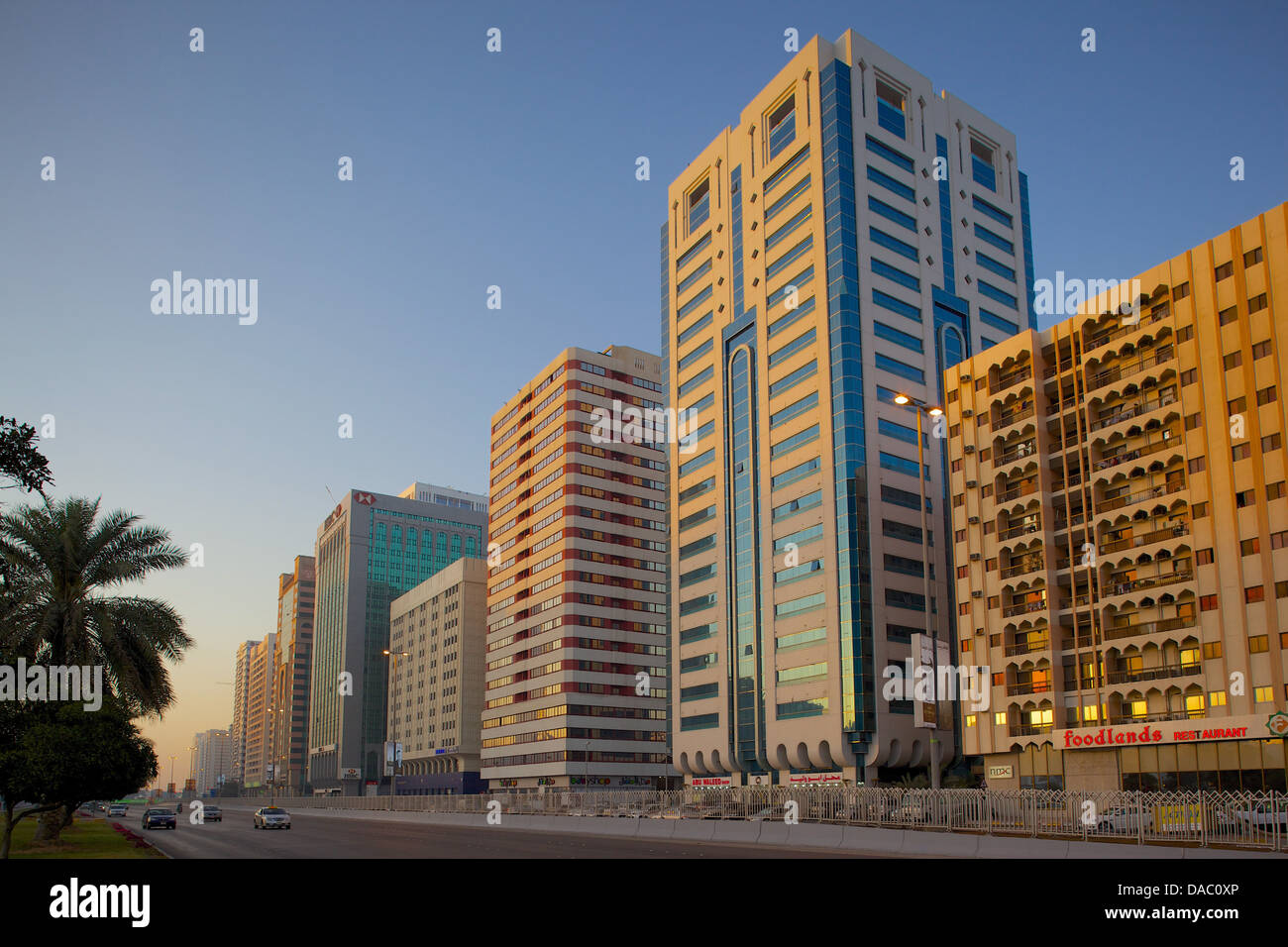 Skyline della città su Rashid bin Saeed Al Maktoum Street, Abu Dhabi, Emirati Arabi Uniti, Medio Oriente Foto Stock