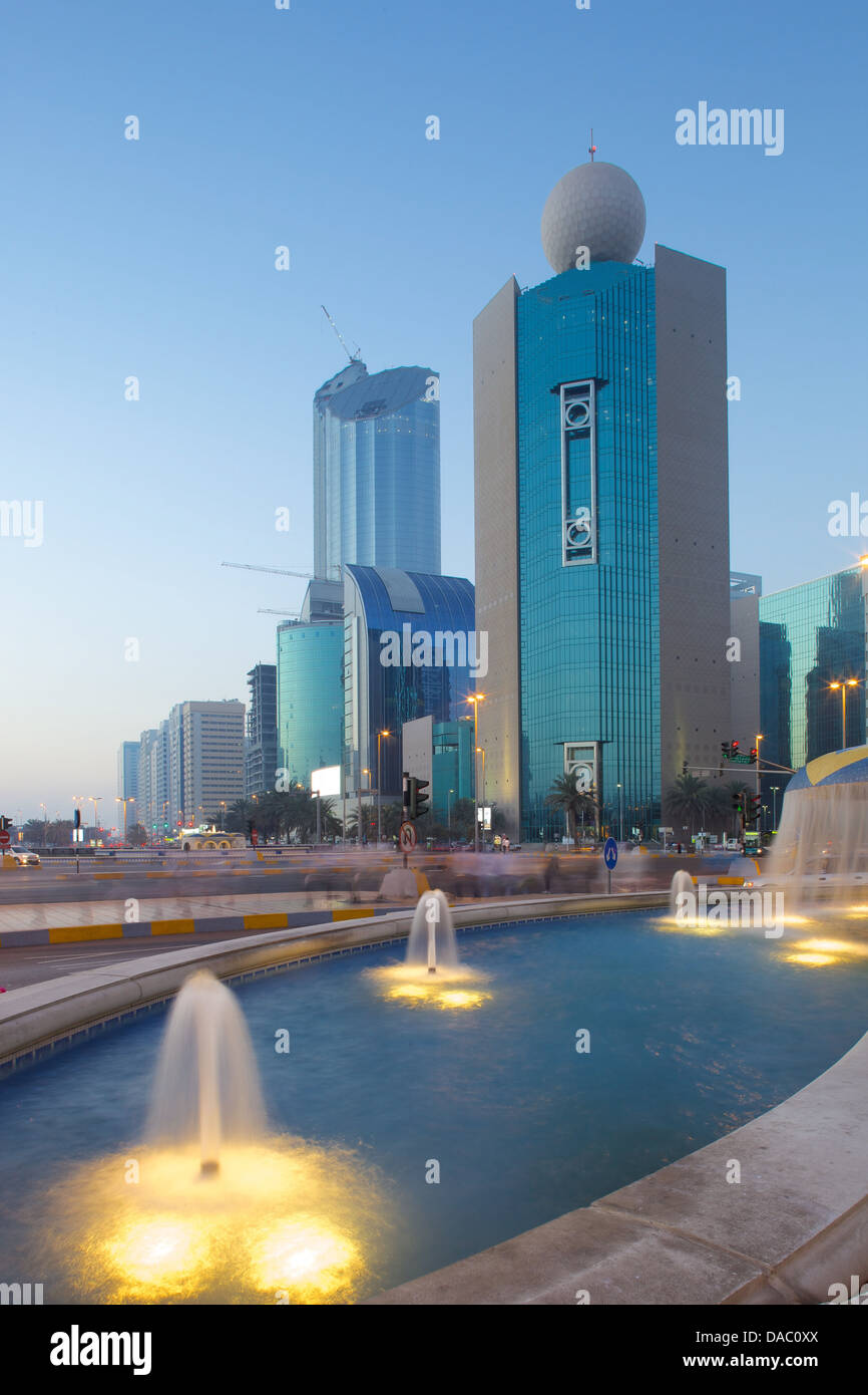 Skyline della città su Rashid bin Saeed Al Maktoum Street al crepuscolo, Abu Dhabi, Emirati Arabi Uniti, Medio Oriente Foto Stock