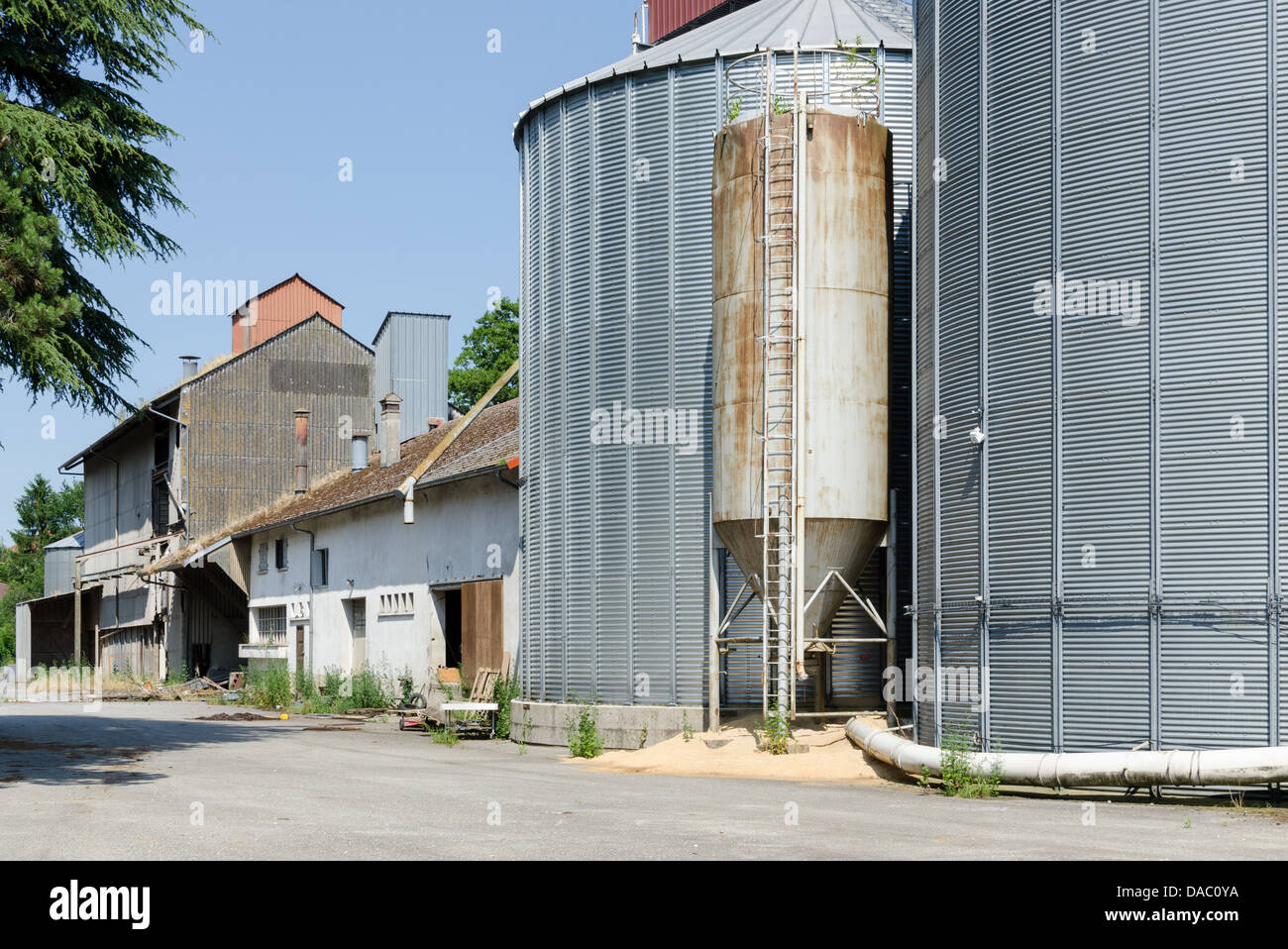 Metallo di grandi silos per il grano in Chevry, Francia orientale Foto Stock