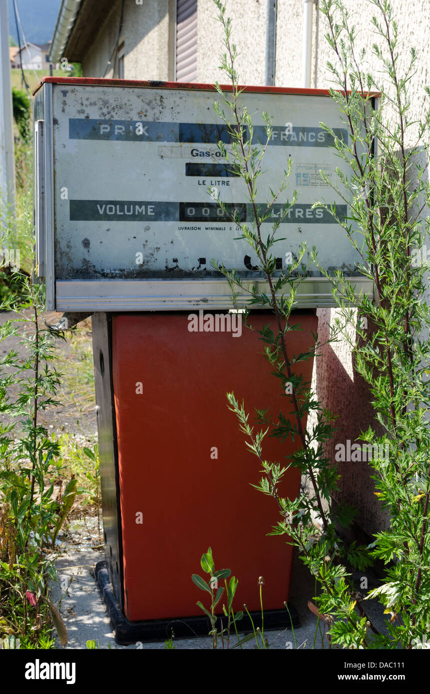 Vecchio rosso francese inutilizzati della pompa benzina Foto Stock
