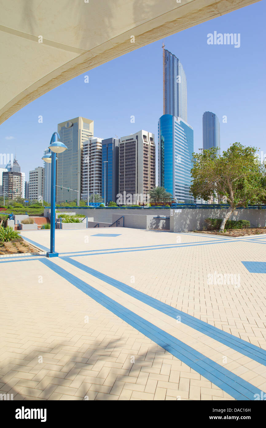 Architettura contemporanea lungo la Corniche, Abu Dhabi, Emirati Arabi Uniti, Medio Oriente Foto Stock