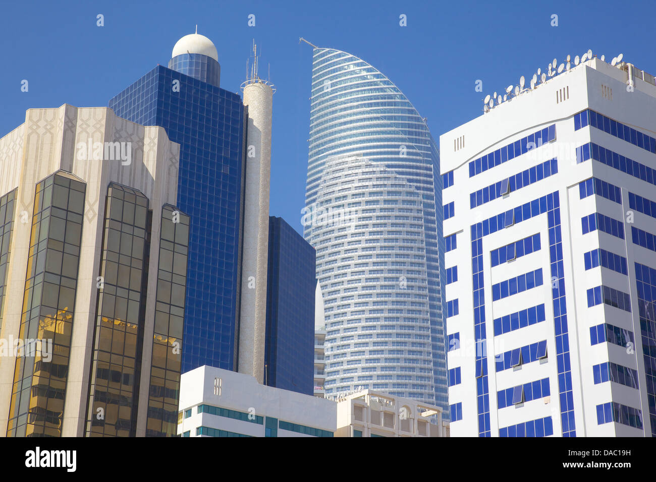 Skyline della città e Rashid bin Saeed Al Maktoum Street, Abu Dhabi, Emirati Arabi Uniti, Medio Oriente Foto Stock